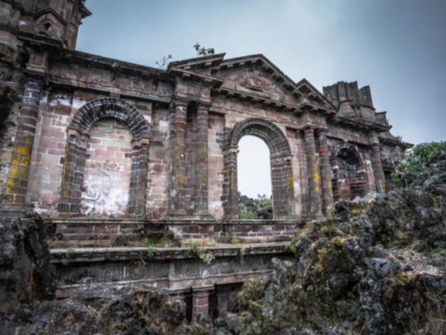 El origen de parangaricutirimicuaro y la iglesia sumergida en lava de San  Juan de Parangaricutiro, Michoacán - México Desconocido