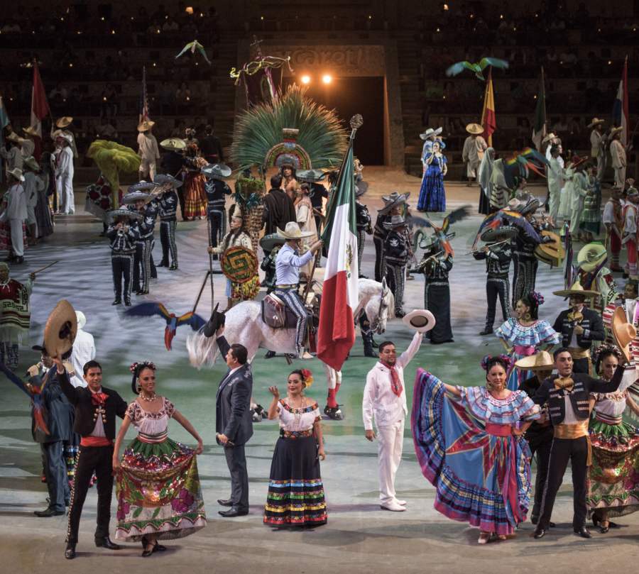 Artistas en escena en el espectáculo Xcaret México Espectacular