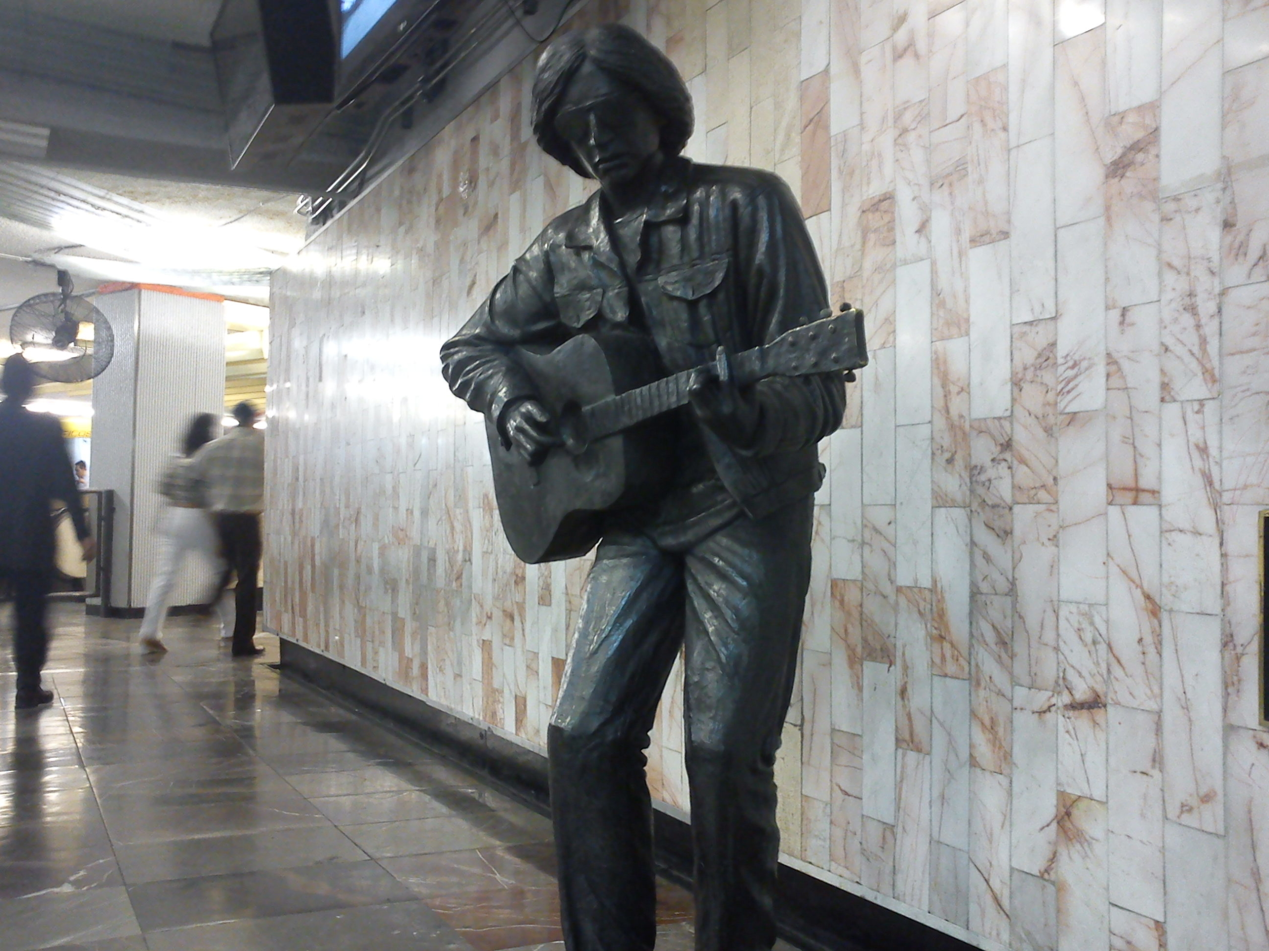 Rockdrigo González, el rockero inmortal con estatua en Metro Balderas -  México Desconocido
