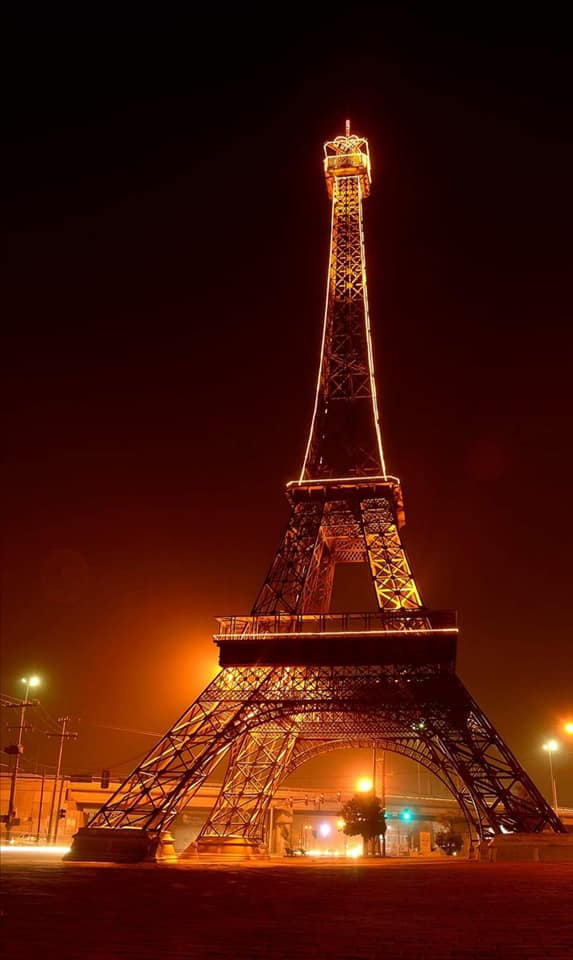 Con 58 metros de altura y 140 toneladas de metal, esta réplica de la Torre Eiffel es una las más  bellas del mundo. 