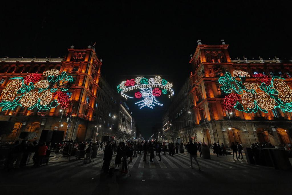 Por primera vez se ilumina el Zócalo con decoración de Día de Muertos -  México Desconocido