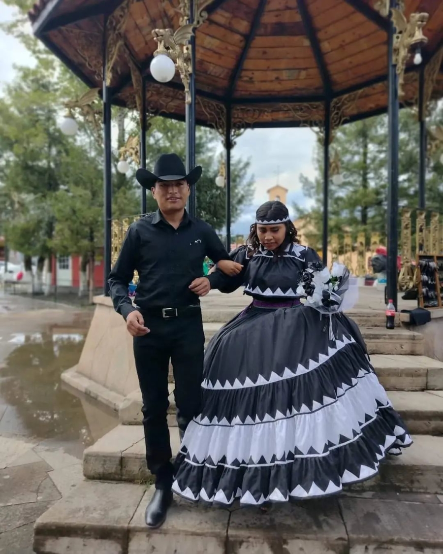 Joven celebra XV años con vestido inspirado en cultura rarámuri - México  Desconocido