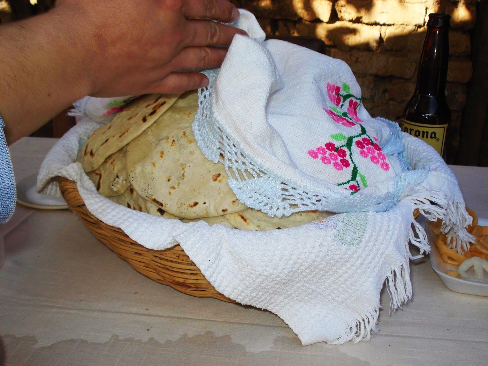 Servilletas bordadas a mano, las que mantienen calientitas las tortillas -  México Desconocido