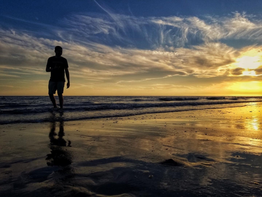 Caminando en la playa del Golfo de Santa Clara