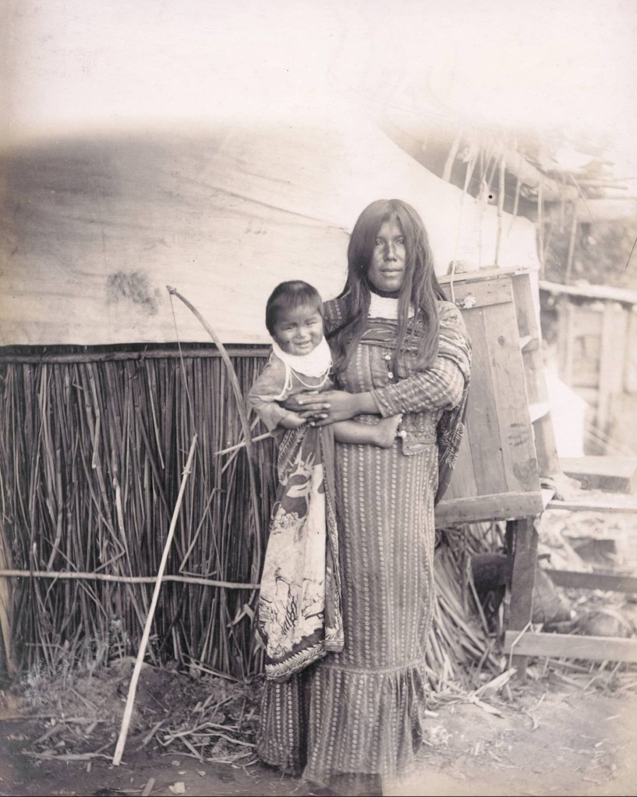 Madre cucapá con su hijo en Baja California, 1904