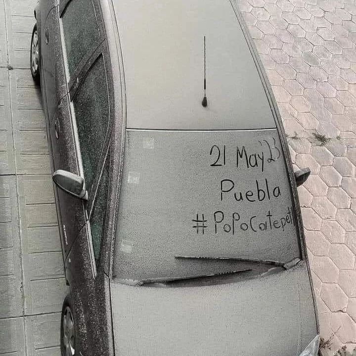 Ceniza del volcán Popocatépetl sobre un auto