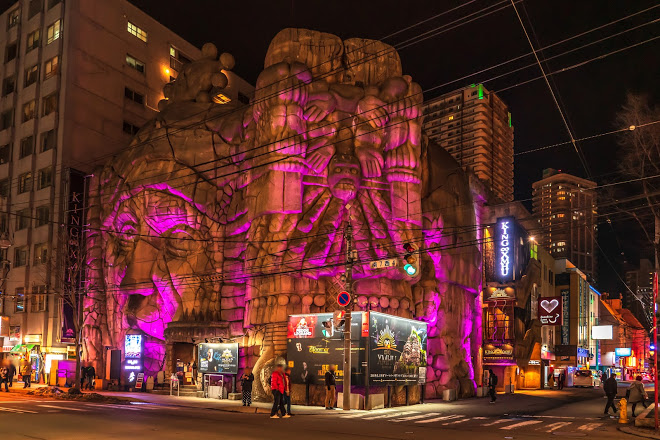 The history of the bar in Japan that venerates the Mexica goddess Coatlicue on its façade