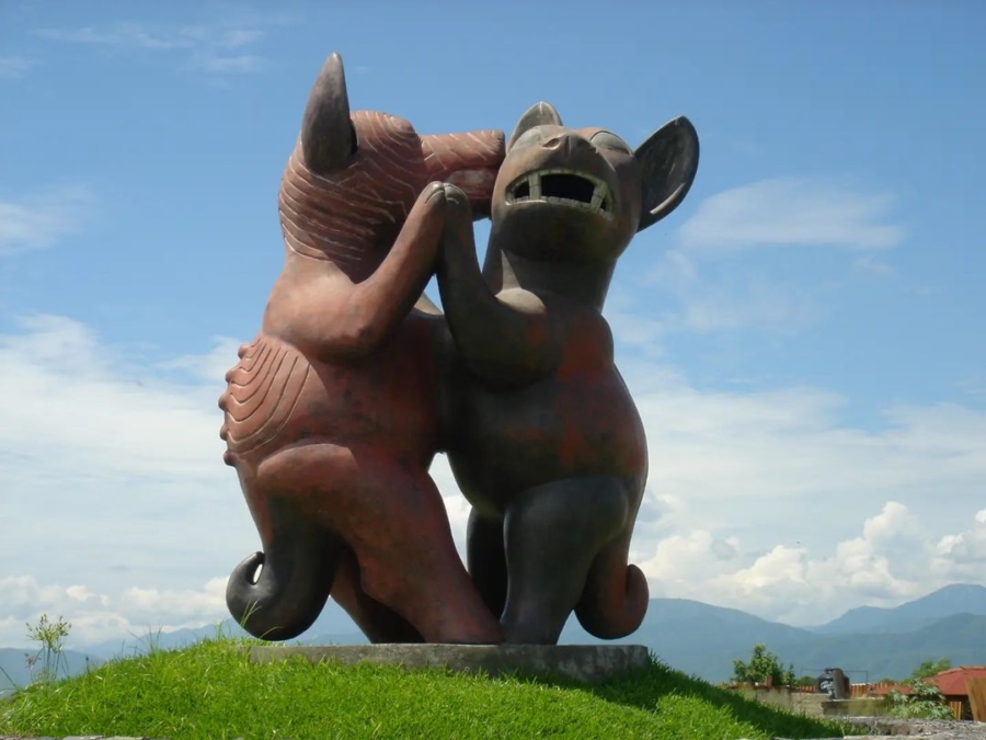 La escultura fue realizada por el artista Guillermo Ríos Alcalá