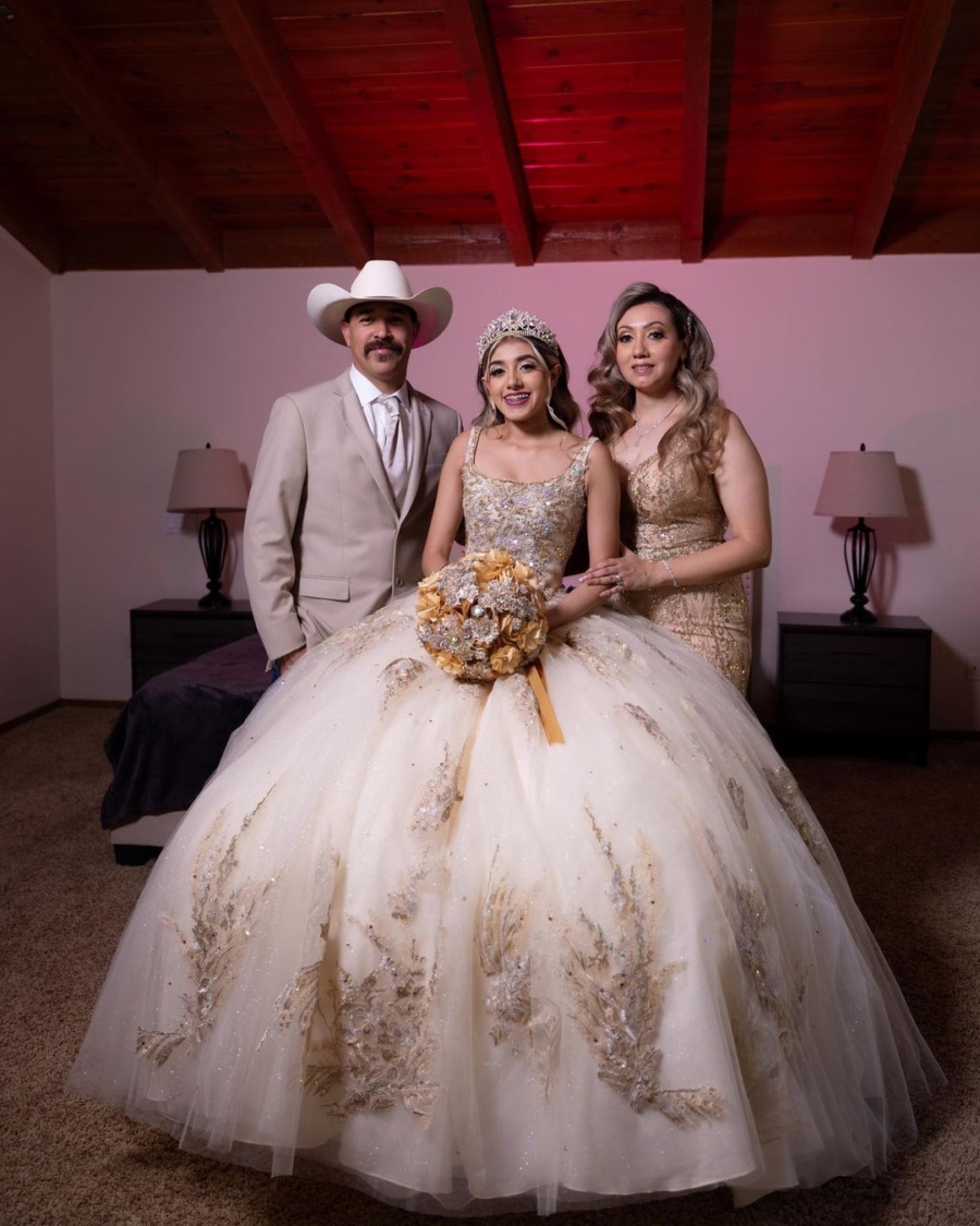 Quinceañera con sus padres