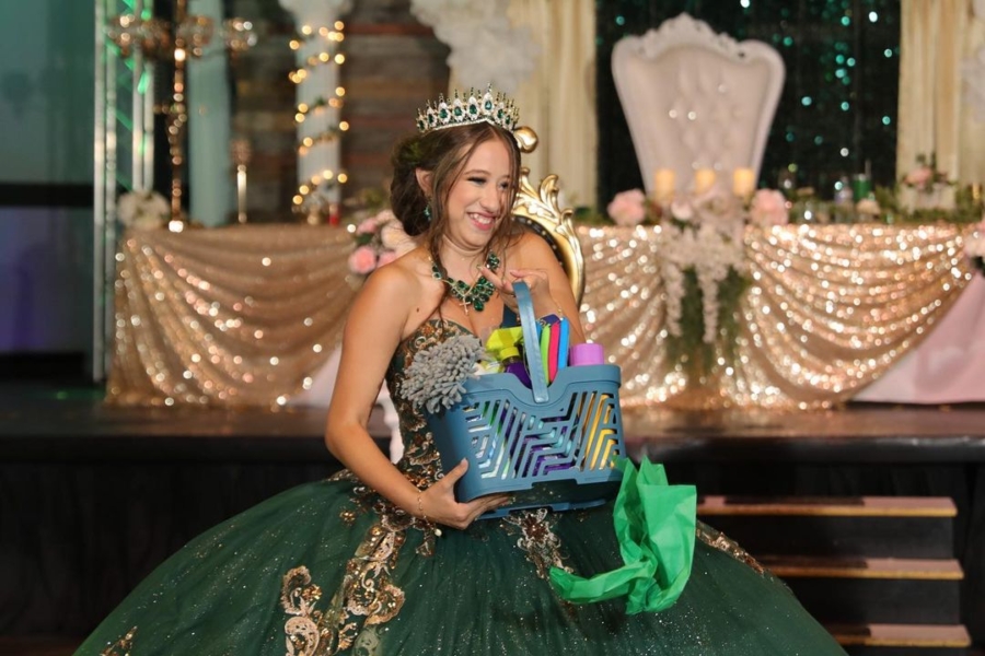Antes de los regalos en sus 15 años, las bromas