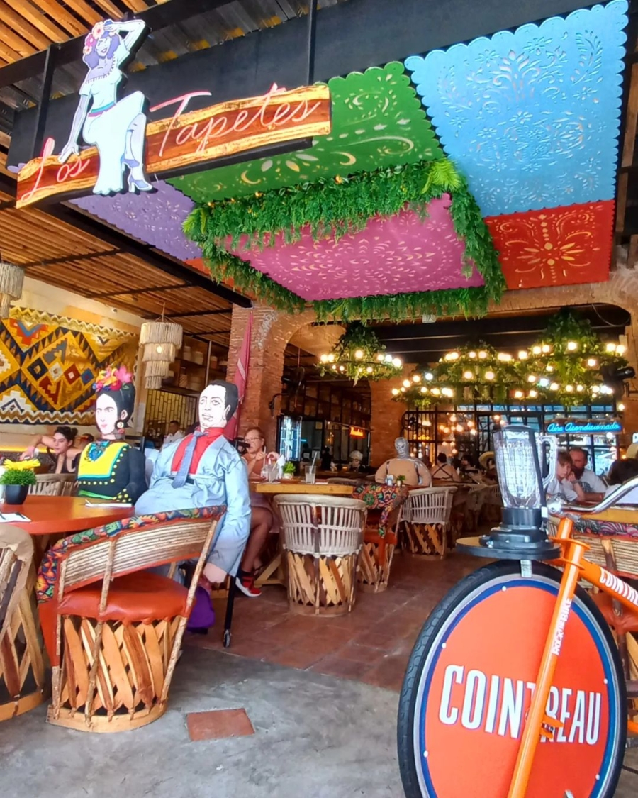Uno de los restaurantes de Parque Los Fundadores Playa del Carmen 
