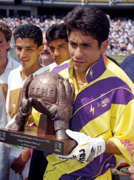 Jorge Campos uniforme Jorge Campos recibe el galardón al tercer mejor portero del mundo por la Federación Internacional de Historia y Estadística de Futbol en 1993