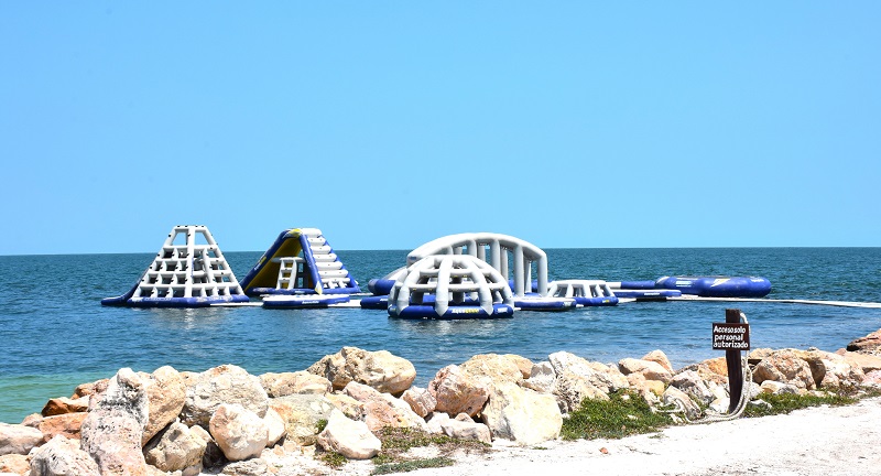 Juego inflable en Playa Bonita, Campeche