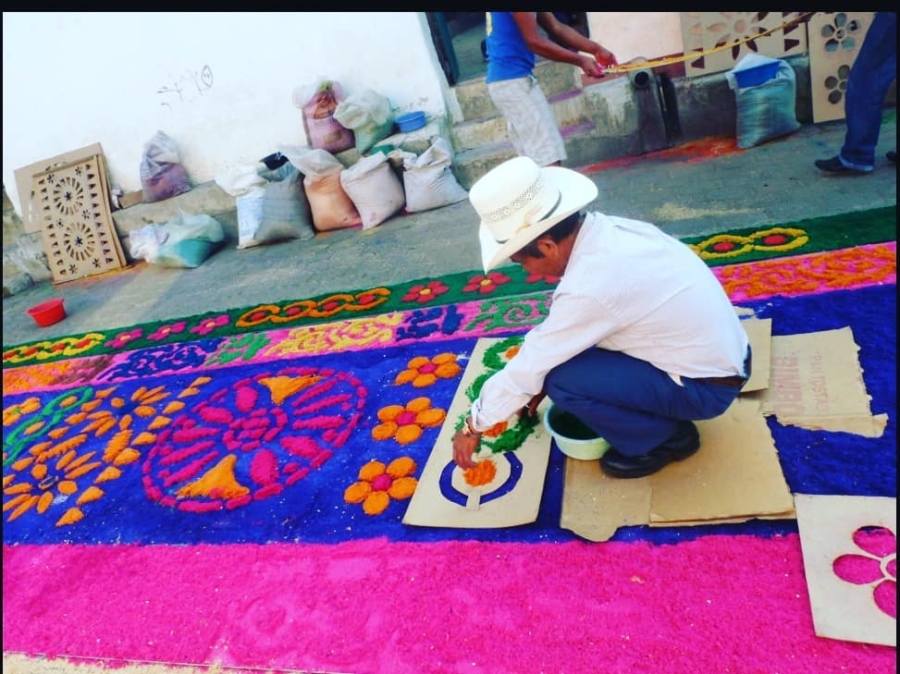 Artisan in Atlixco making a rug
