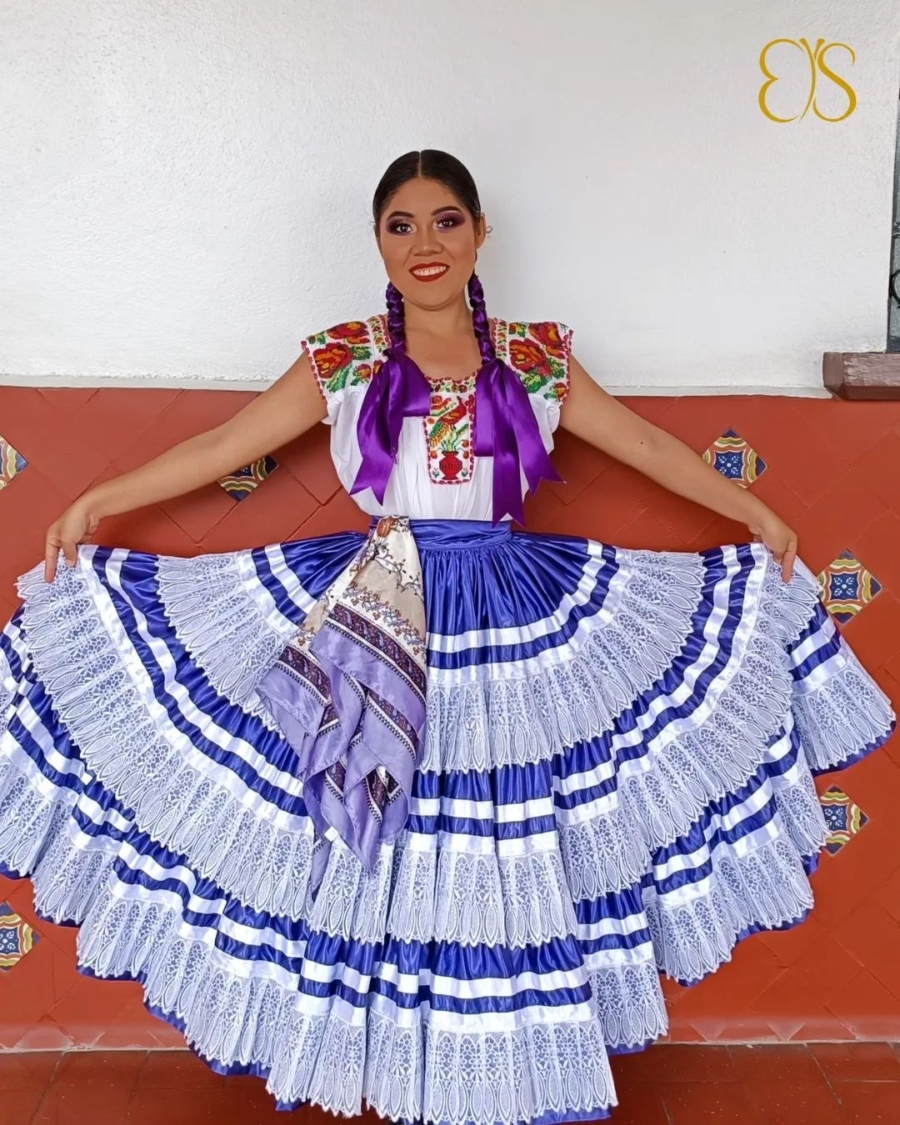 The typical costume for dancing the Chileans