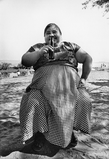 Juchiteca tomando cerveza en 1984