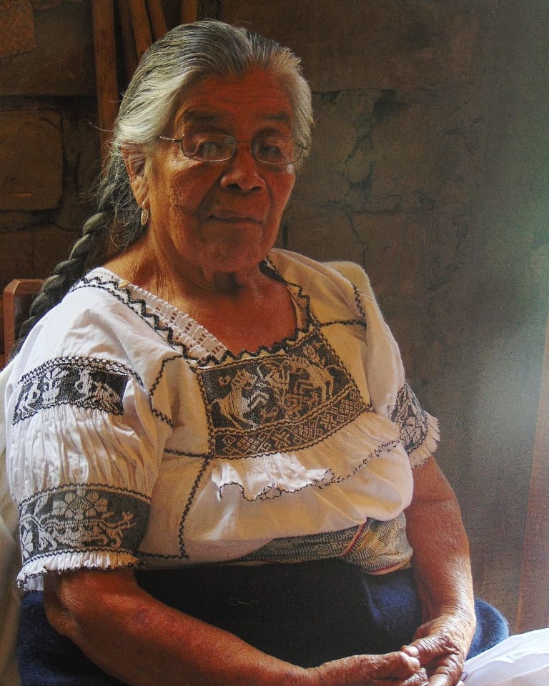Una de las bordadoras de Juan Ixtenco, Tlaxcala, vistiendo una blusa con el bordado pepenado 