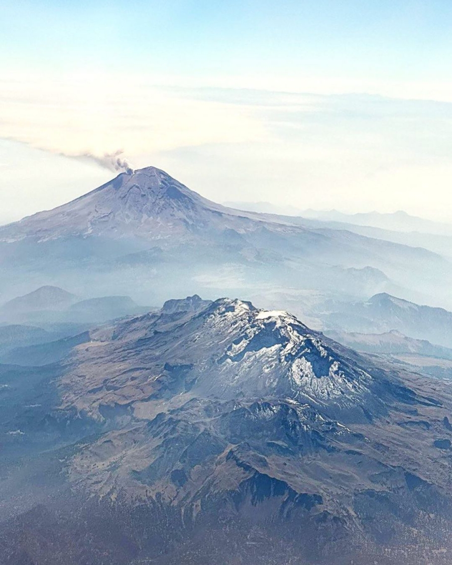 Los imponentes volcanes Popocatépetl e Iztaccíhuatl, donde se aprecia el sol a través del solsticio de invierno