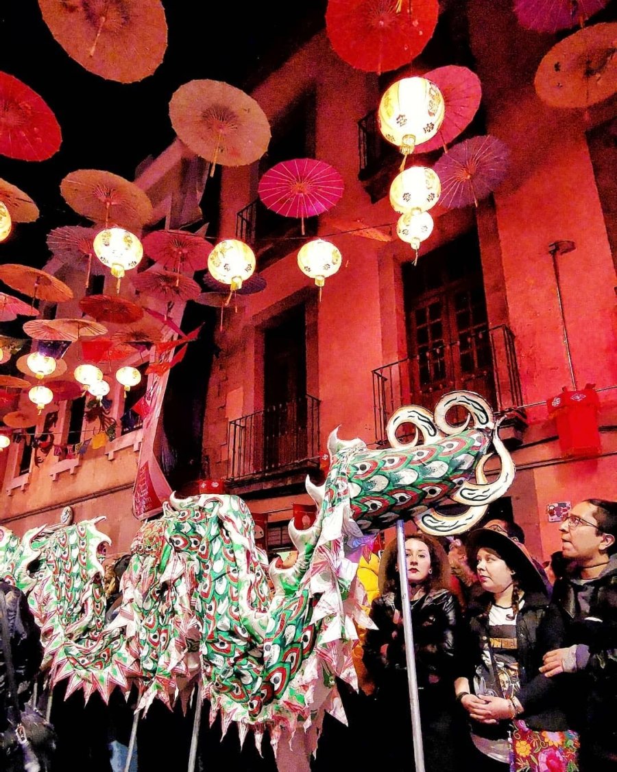 Preparación para la danza del dragón en el Barrio Chino de la capital