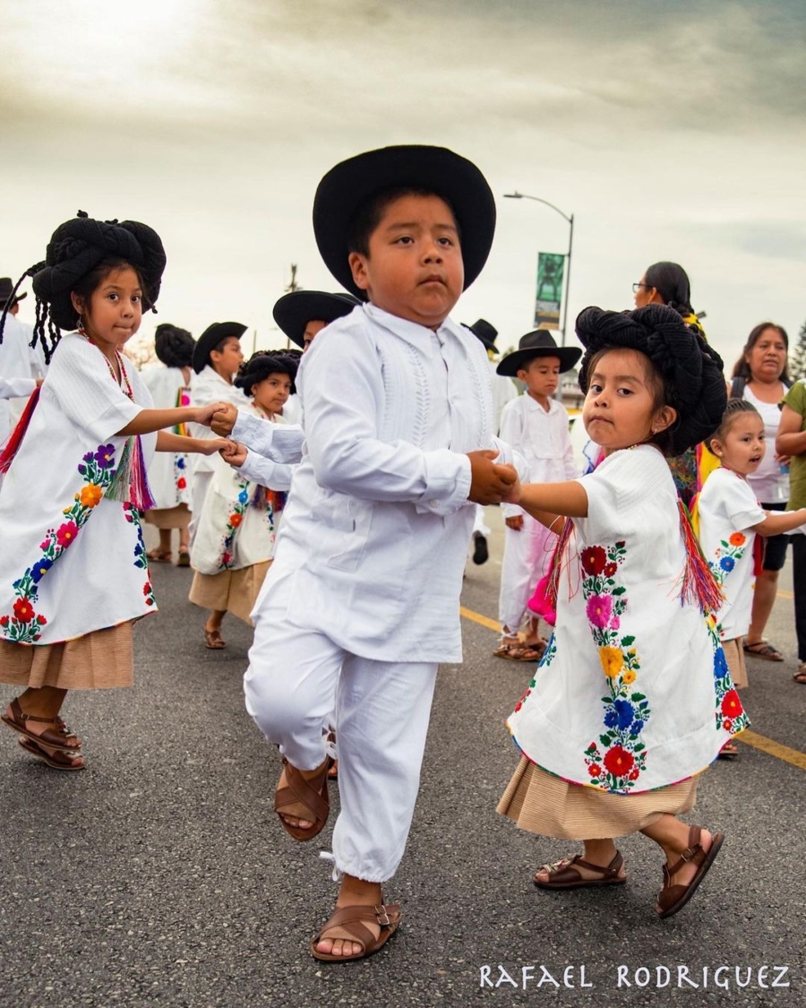 Los yalaltecos aprenden desde pequeños a bailar 
