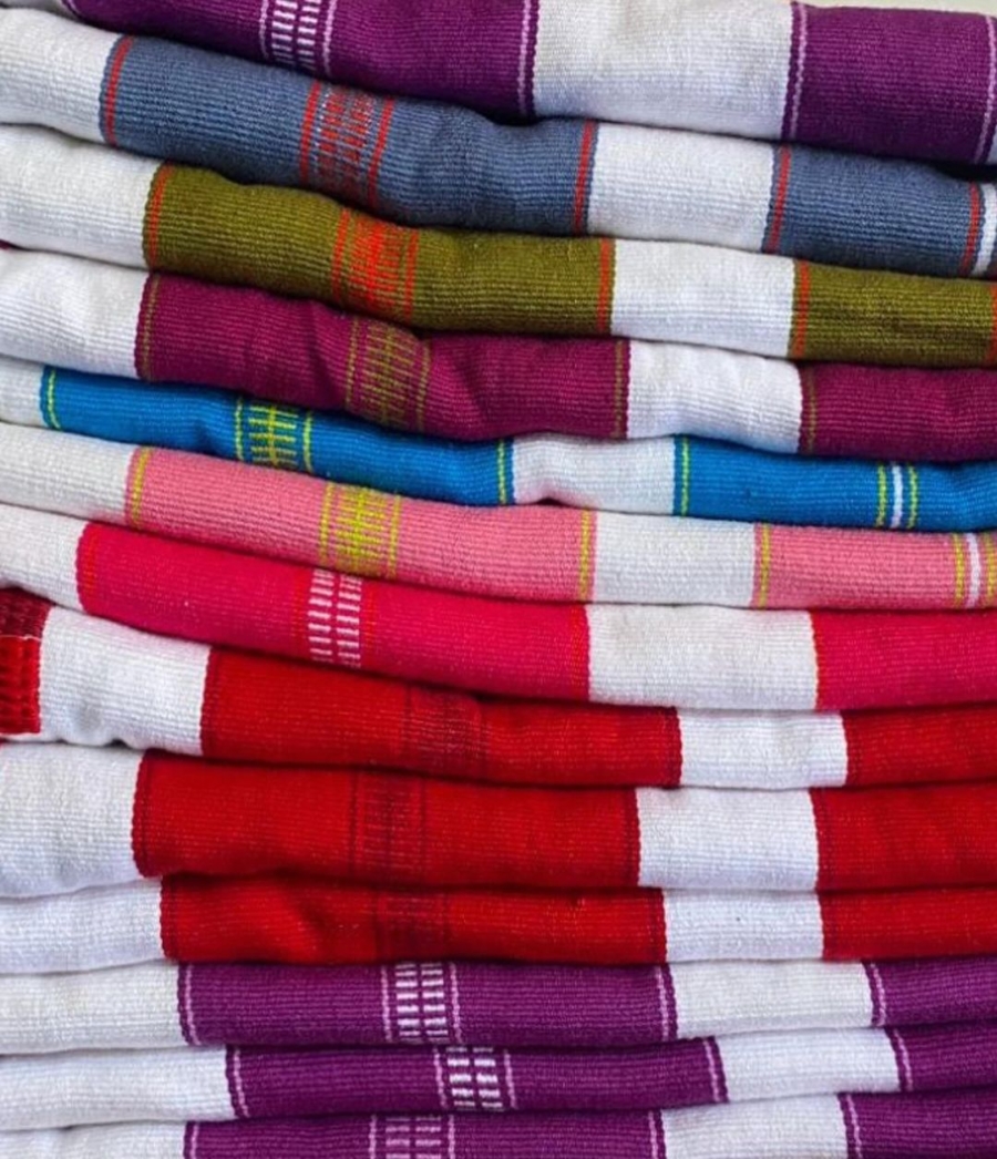 Textiles elaborados en telar de cintura por mujeres mayas tzeltales en Chiapas