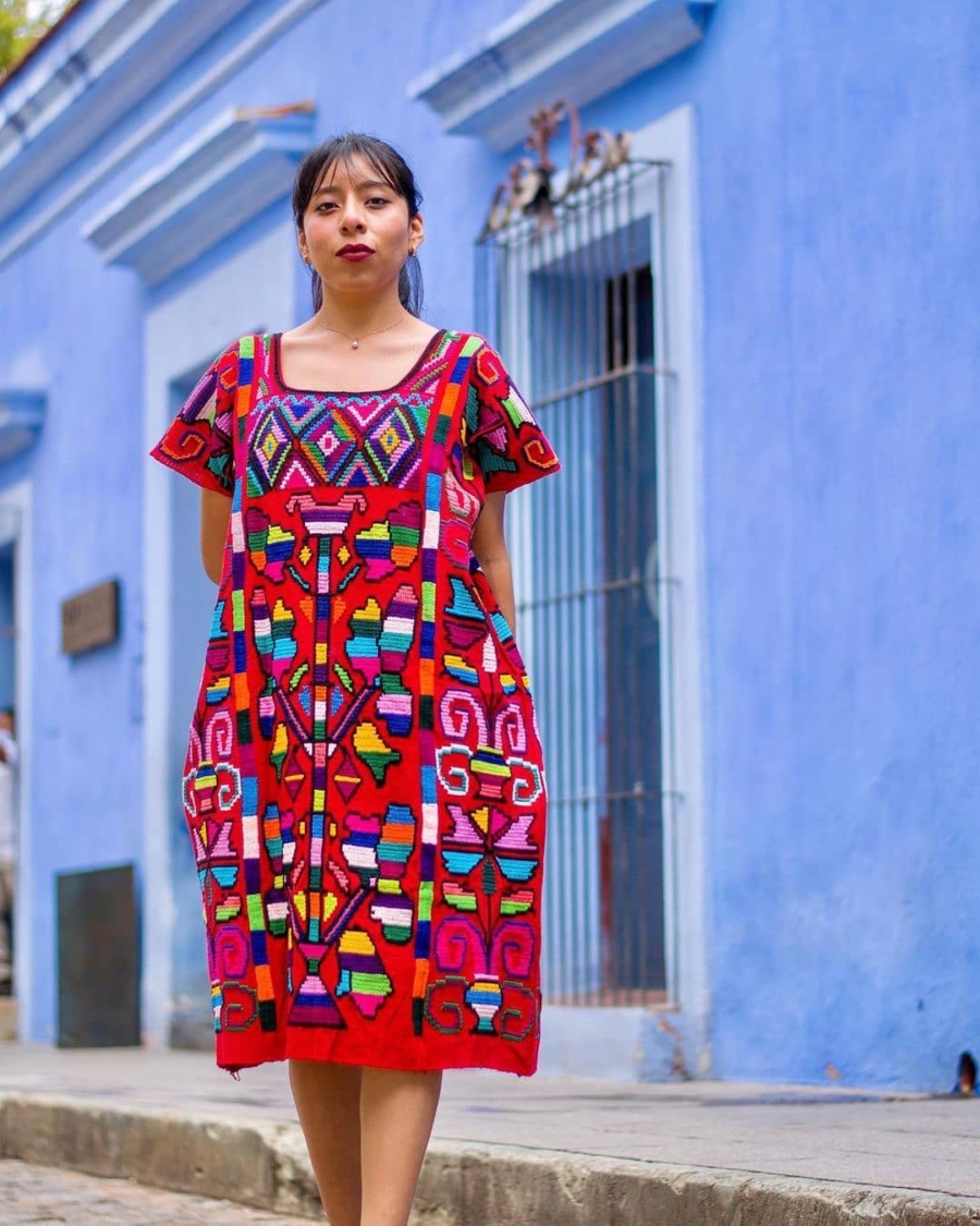 Mujer vistiendo un hupil chinanteco en Oaxaca de Juárez