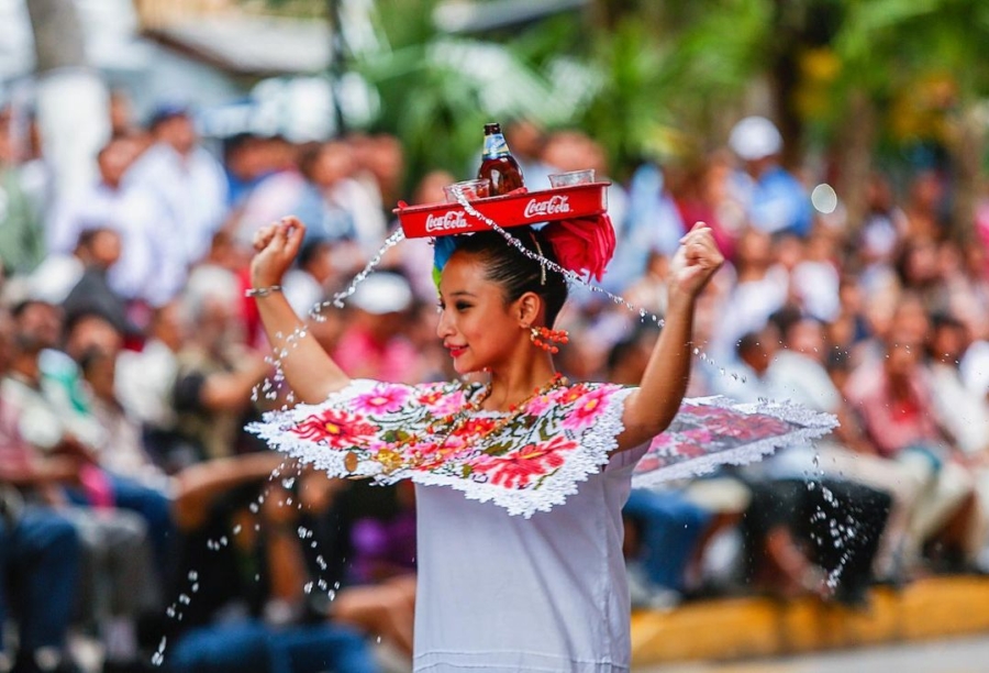 Los bailes típicos son parte de los desfiles callejeros en Mérida