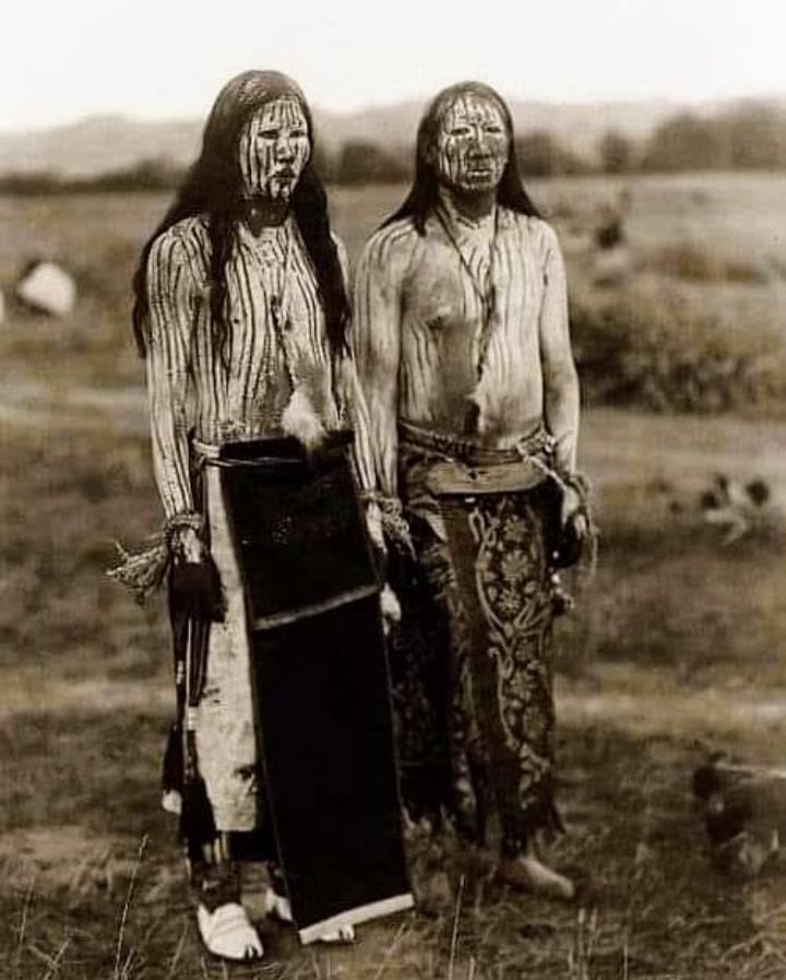 Circula en redes esta imagen, supuestamente de los rayados, pero son indios Cheyenne