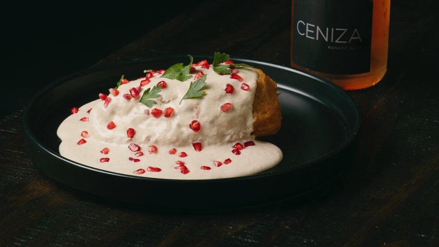 chile en nogada y vino ceniza