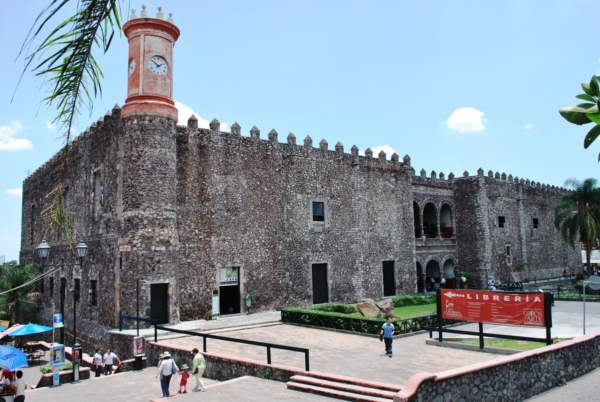 Fachada del Palacio de Cortés, donde se creyó estaba enterrado Juan Leyva.