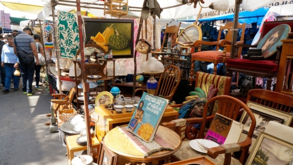 Venta de antigüedades en el mercado de La Lagunilla en Ciudad de México.