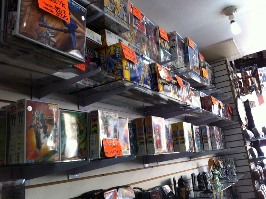 Diversos artículos en un puesto del callejón de Girón, en el Centro Histórico. Facebook Juegos Juguetes y coleccionables.