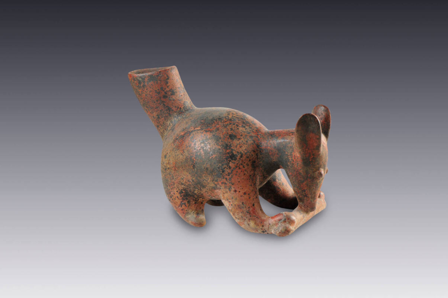 Una de las figurillas de los coatíes de barro de la colección del Museo Amparo.