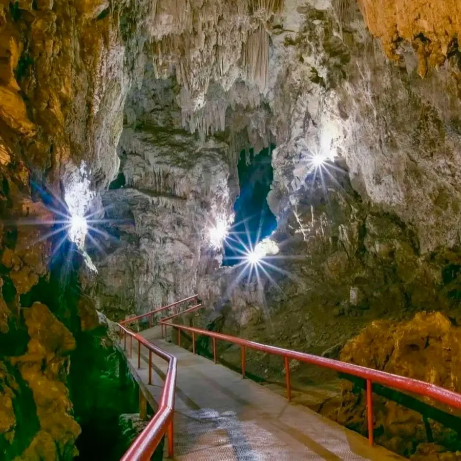 Interior iluminado de las Grutas de Rancho Nuevo, Chiapas