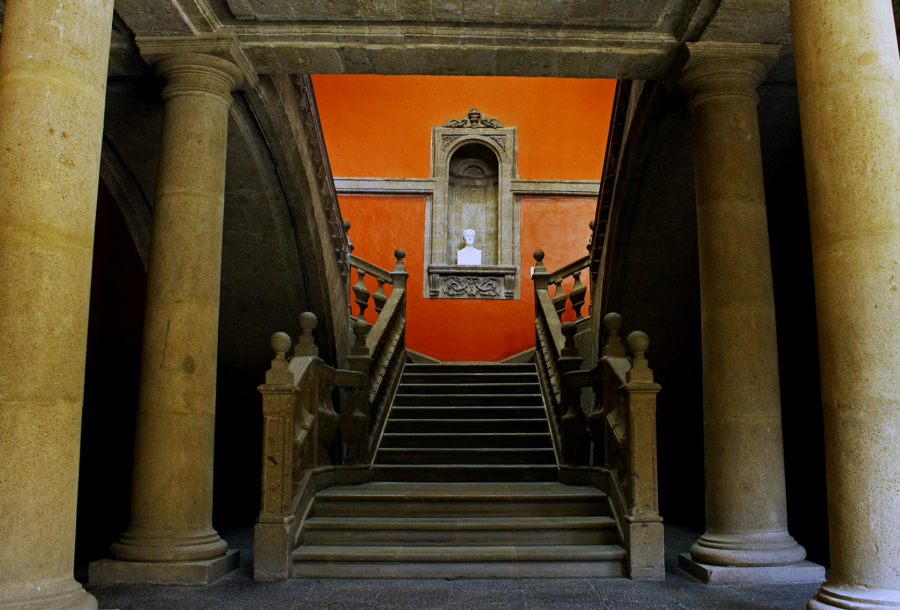 Escalera principal del Museo de San Carlos. En el nicho, un busto de Manuel Tolsá, el arquitecto que diseñó y construyó el Palacio del Conde Buenavista. Wikipedia.