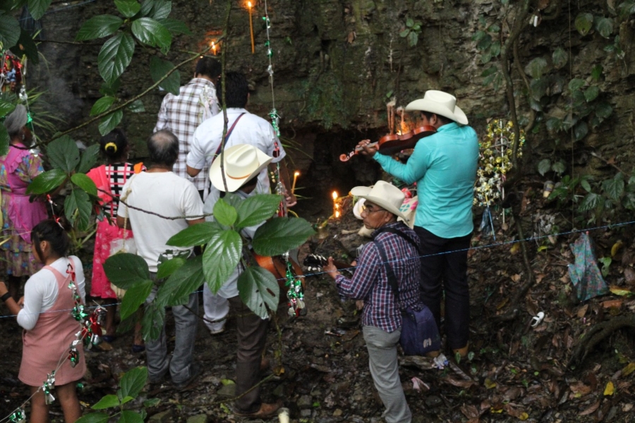 Celebración del ritual en uno de los altares de agua otomíes.