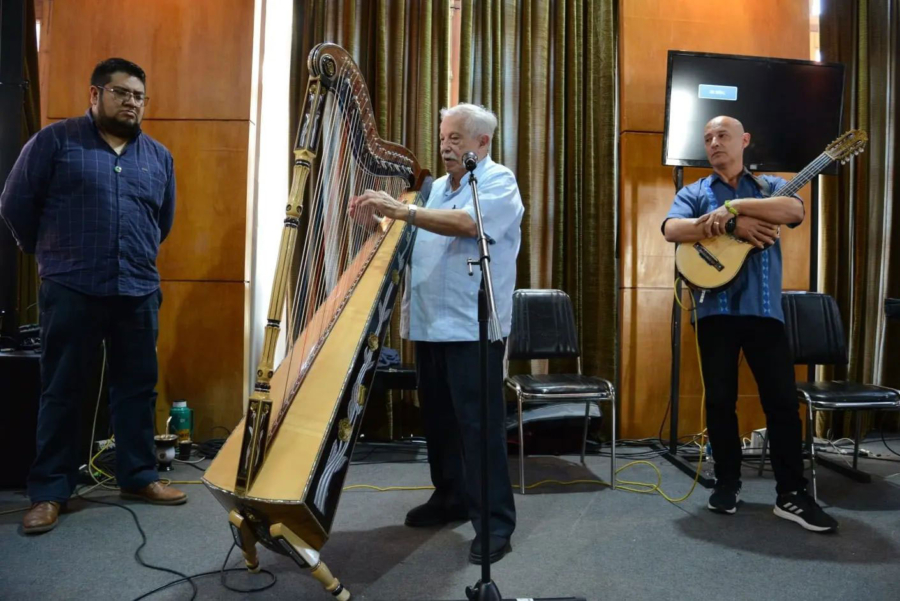 Alberto de la Rosa tocando el arpa grande jarocha. Universidad Veracruzana.