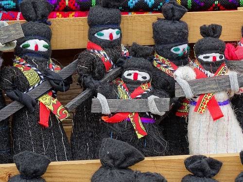 Muñecos elaborados en la comunidad de San Juan Chamula, Chiapas. Reddit.