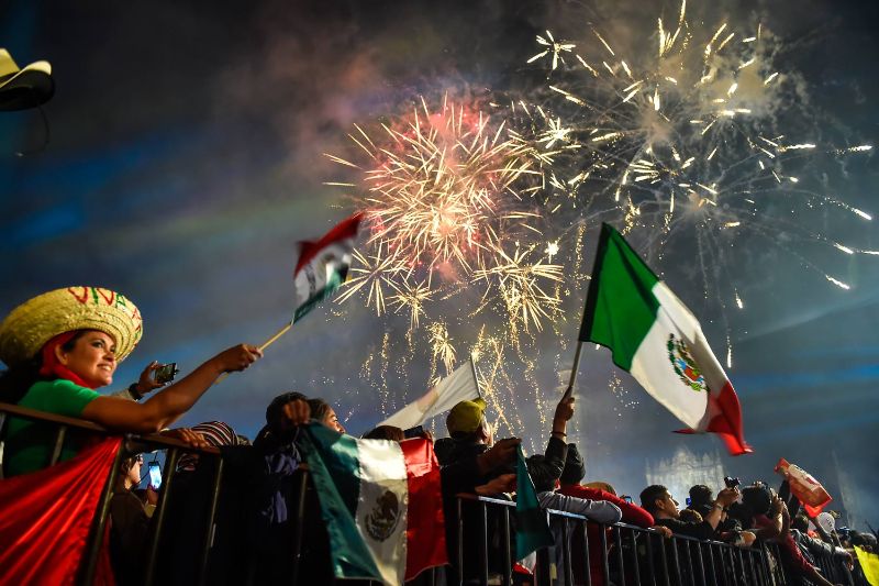 Mexicanos en el alboroto por los festejos del Día de la Independencia. Pinterest.