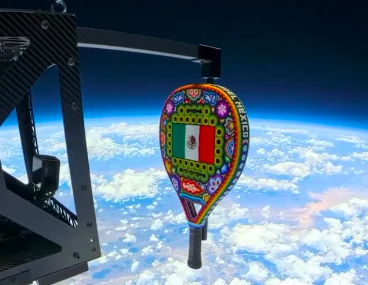 pala de padel en el espacio exterior