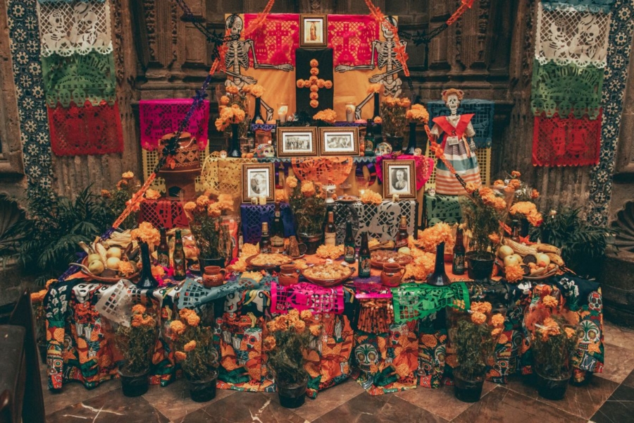 Es común ver el pan de yema en las ofrendas de&nbsp;Día de Muertos, acompañado de chocolate oaxaqueño, o como parte de obsequios en celebraciones familiares. Reddit.