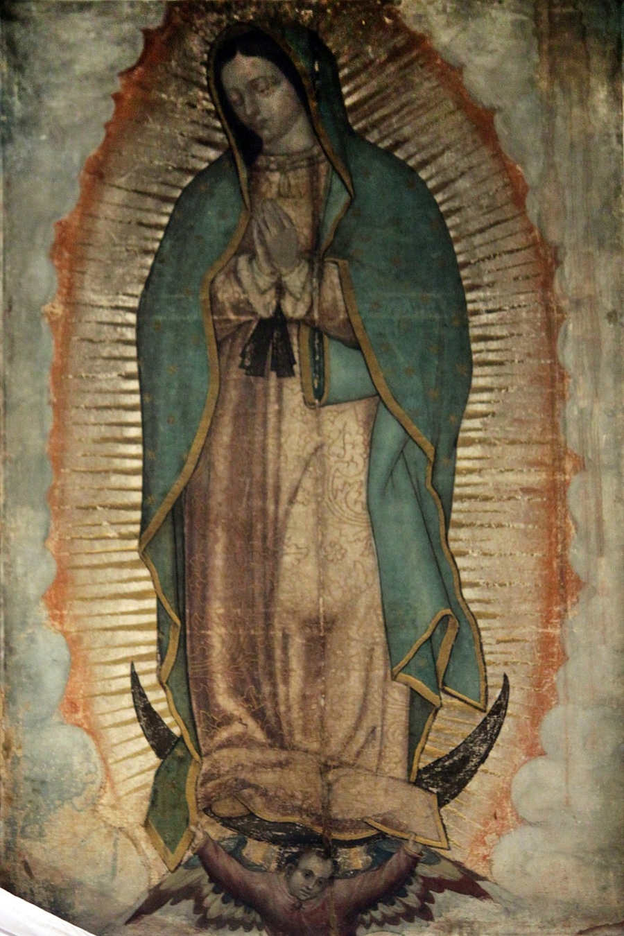 Durante las fiestas del 12 de diciembre, su venta aumenta en ferias y mercados, donde los vendedores las exhiben entre imágenes, rosarios y veladoras. Wikipedia.