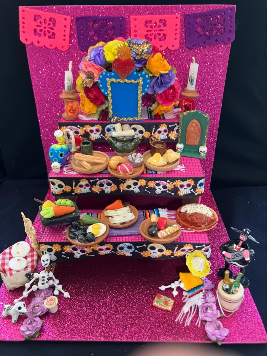 Las miniofrendas son comunes en muchas regiones del país, especialmente en estados con fuerte tradición alfarera. Pinterest.