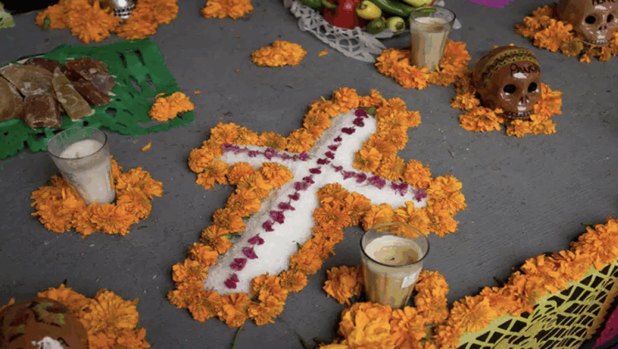 En algunas comunidades la sal en la ofrenda de Día de Muertos se usa para trazar cruces. Flickr.