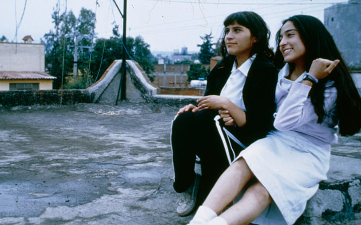 Perfume de Violetas gira en torno a Yessica y Miriam, dos adolescentes de orígenes distintos que encuentran en su amistad un refugio frente a la dureza del entorno. Filmoteca UNAM.