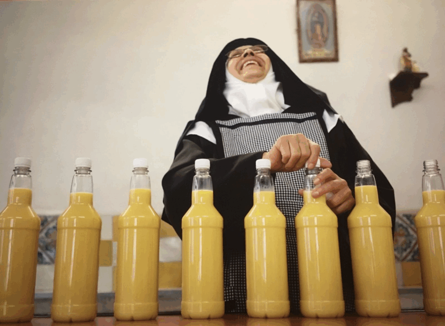 De acuerdo con la tradición, fueron las monjas clarisas quienes desarrollaron la receta del rompope, aprovechando ingredientes disponibles en la región. Pinterest.
