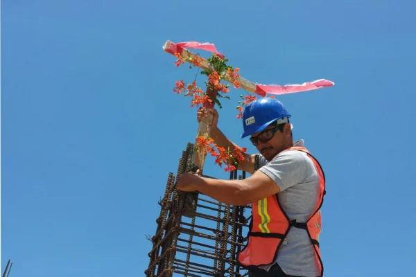 Festejo a los albañiles en el Día de la Santa Cruz