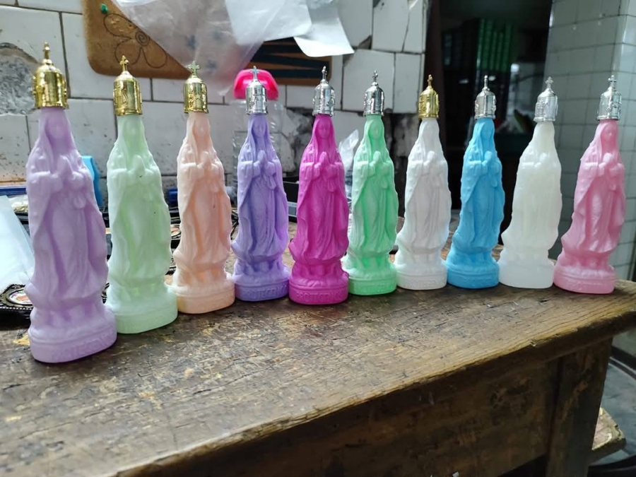 Botellitas de agua bendita con forma de la Virgen de Guadalupe