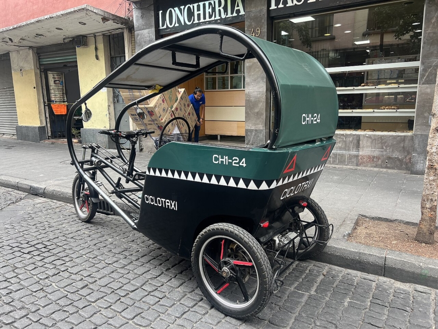 En ese contexto, donde las calles no siempre favorecen el tránsito vehicular y el flujo peatonal es constante, los ciclotaxis encontraron su lugar. Wikipedia.