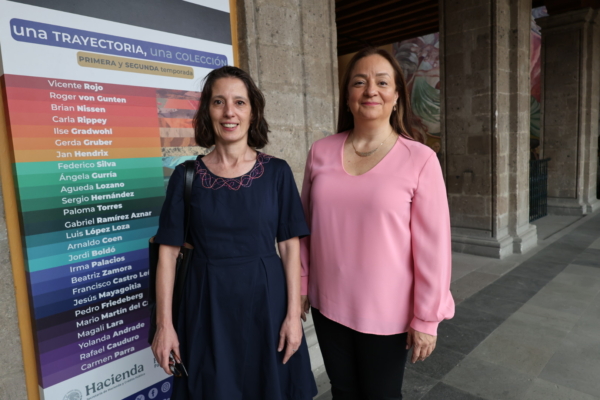 Adriana Castillo Román, titular de la Dirección General de la Conservaduría de Palacio Nacional y Patrimonio Cultural, y Sandra Ortega Tamés, directora de Canal Catorce en el antiguo palacio del arzobispado